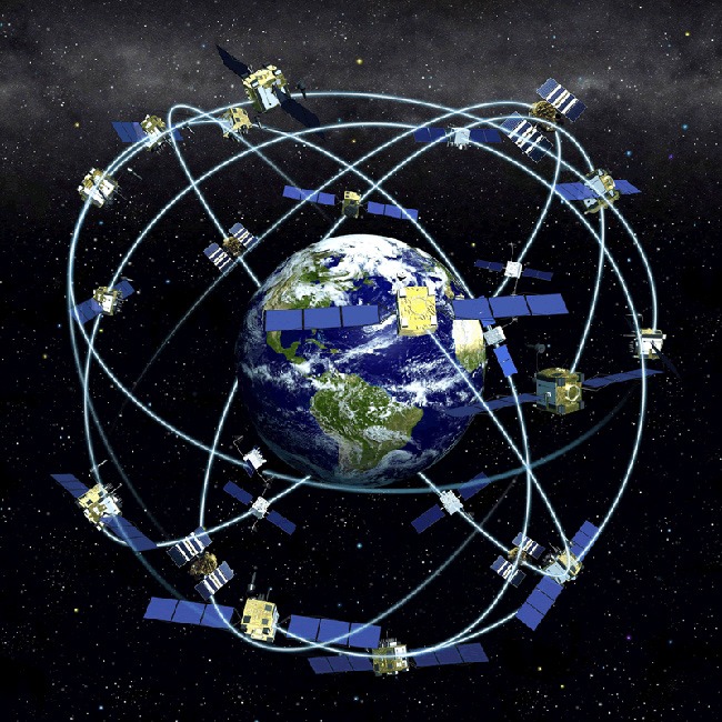 La Tierra está rodeada por satélites de navegación. Crédito: NOAA.