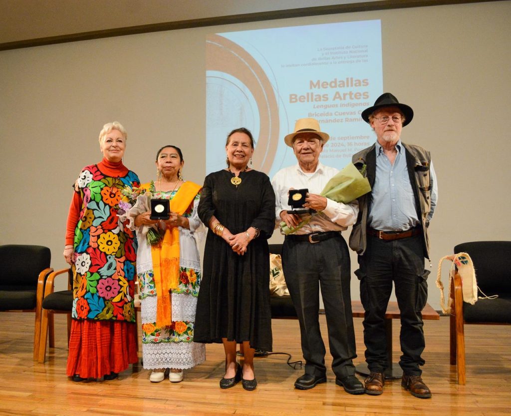 Medalla Bellas Artes a Briceida Cuevas y Juan Hernández por enriquecer la literatura en lenguas indígenas