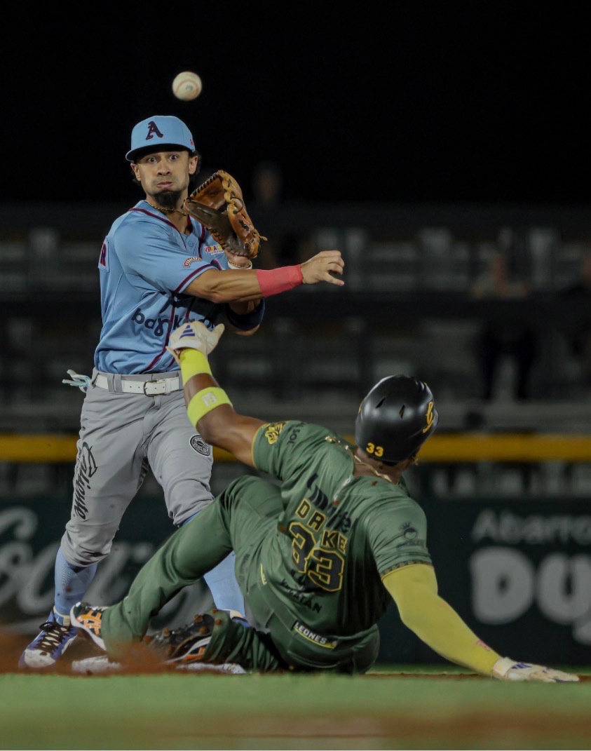Cae El Águila de Veracruz en diez entradas 5-3 ante Leones; la serie está empatada