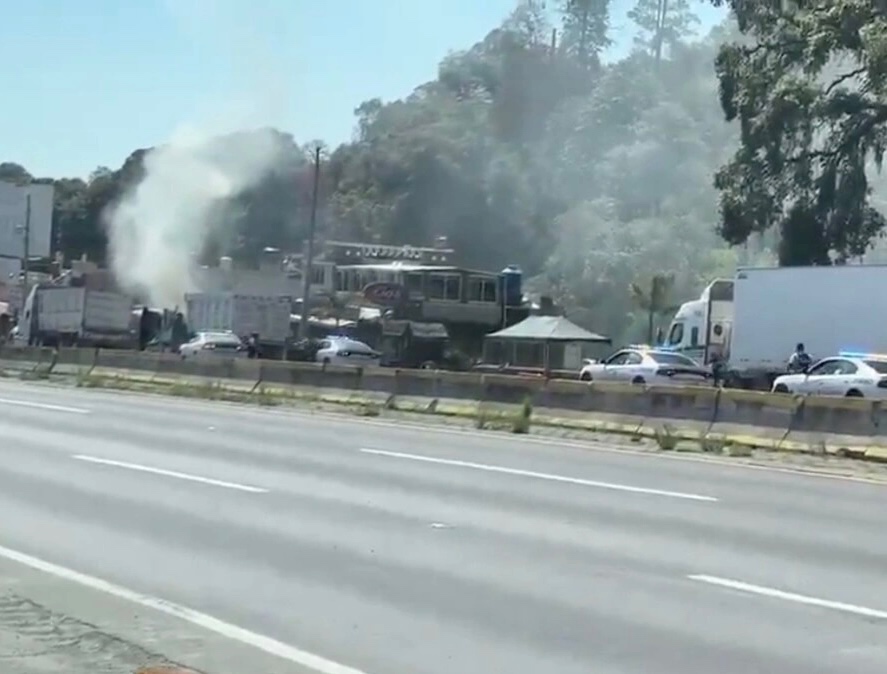 Pelean sindicatos por obras de la autopista México-Puebla; encapuchados desatan balacera