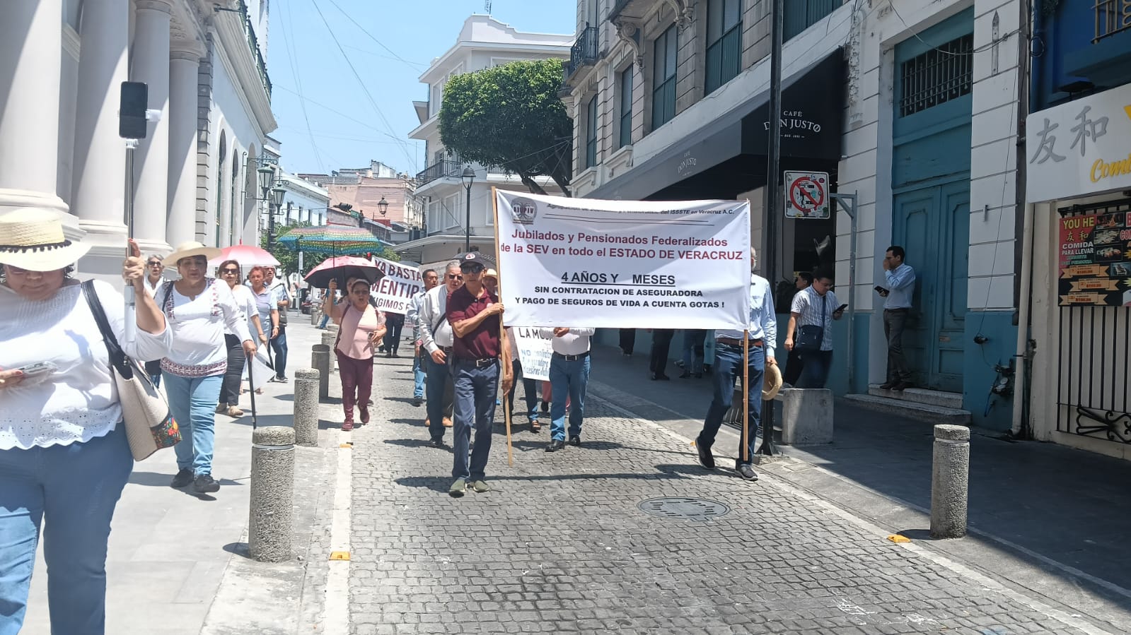 Otra vez pensionados del Issste denuncian que desde 2021 están sin aseguradora; bloquean centro de Xalapa
