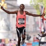 ¡Nuevo récord mundial de maratón! el keniano Sabastian Sawe rompió la barrera mítica de las dos horas, en Londres