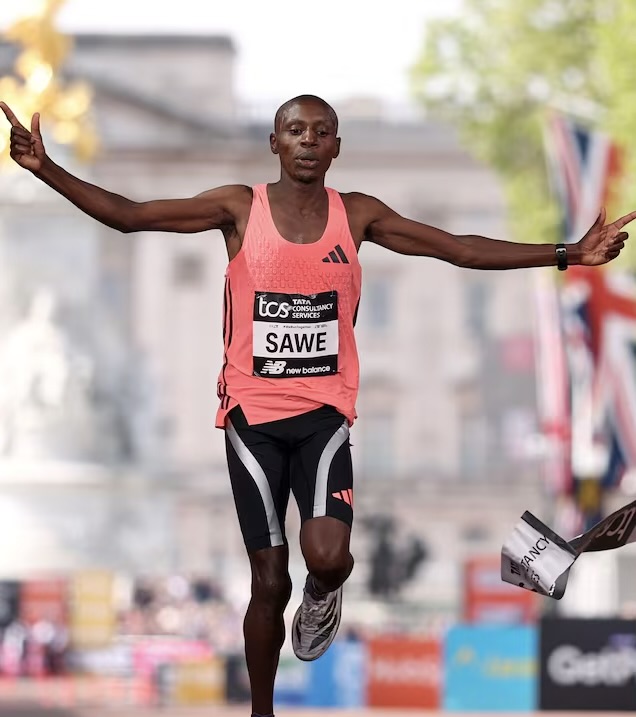 ¡Nuevo récord mundial de maratón! el keniano Sabastian Sawe rompió la barrera mítica de las dos horas, en Londres