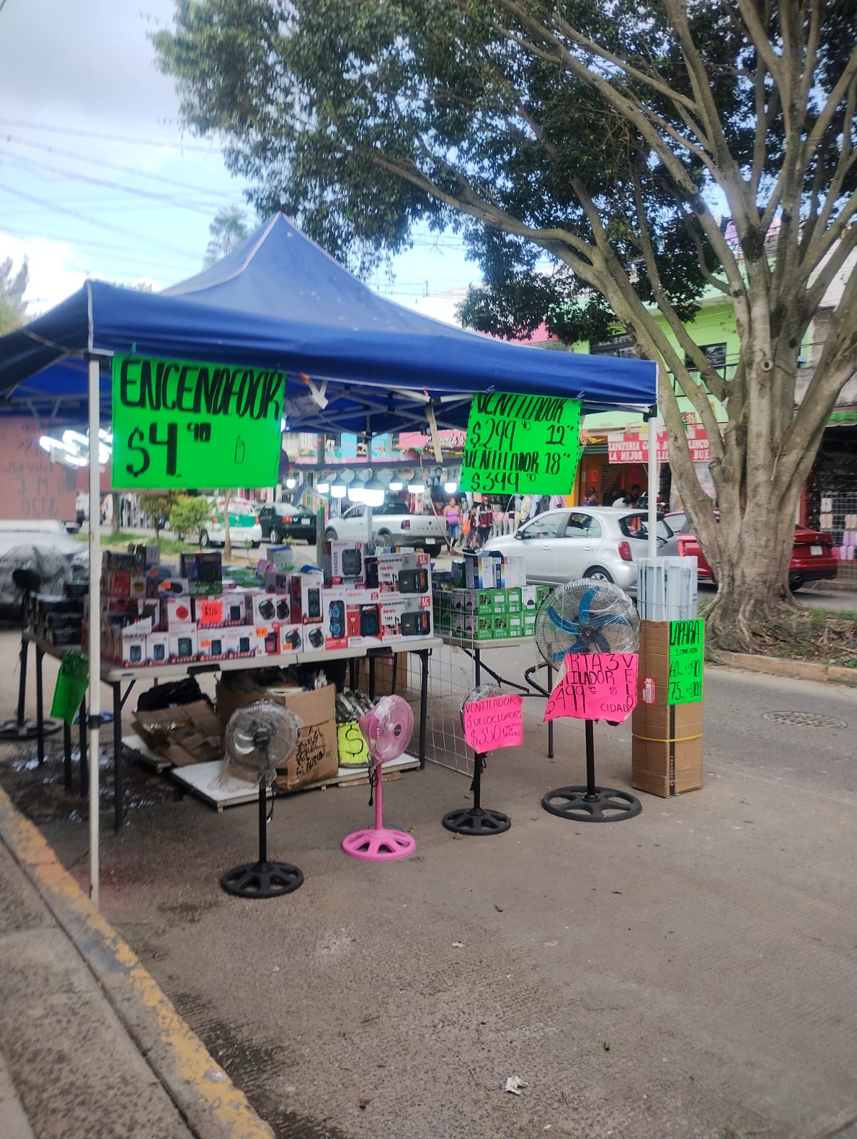 Invaden ambulantes vía pública en Avenida Camino Antiguo a Naolinco en Xalapa; se dicen protegidos de Juan Piedra
