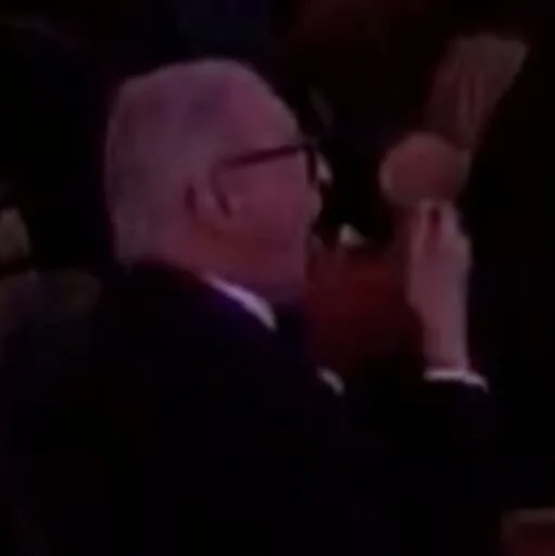 Quién es el hombre que siguió comiendo durante el tiroteo en la gala que encabezó Trump
