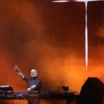 El cura DJ Padre Guilherme hace bailar a miles en Buenos Aires durante homenaje al papa Francisco