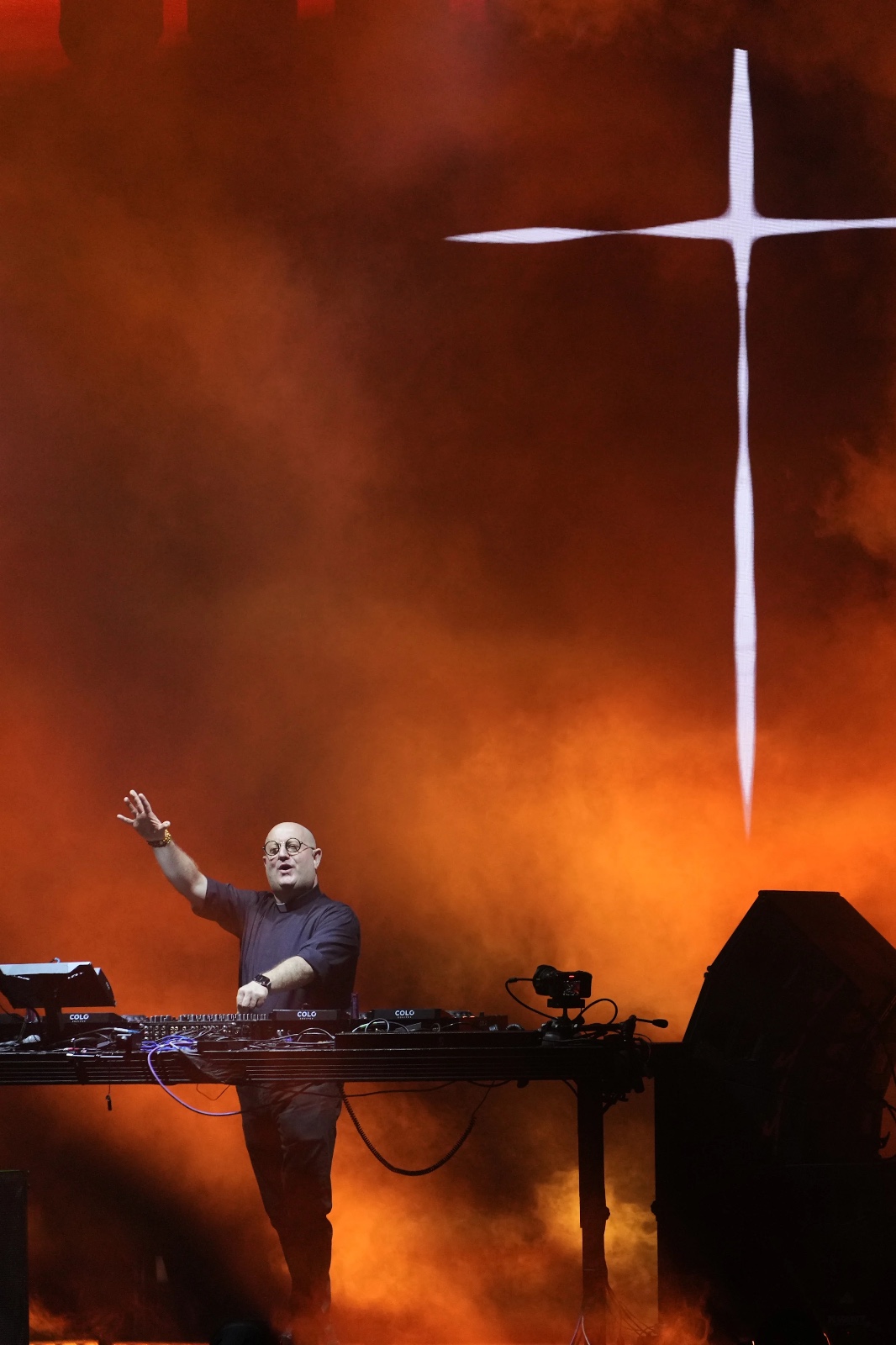 El cura DJ Padre Guilherme hace bailar a miles en Buenos Aires durante homenaje al papa Francisco