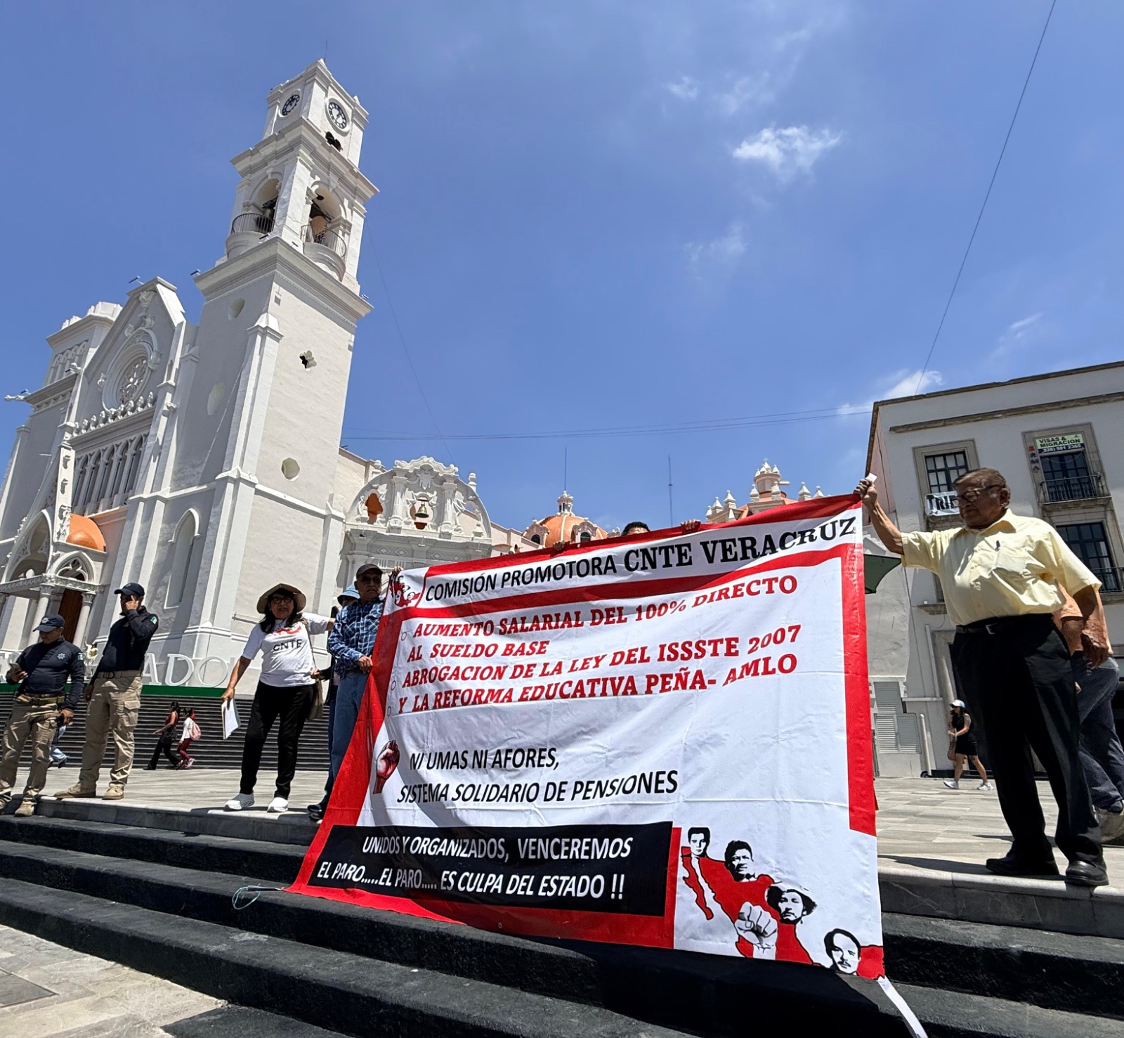 Abrogar la Ley del ISSSTE y derogar la Reforma Educativa exige la CNTE; se manifiesta en Plaza Lerdo de Xalapa