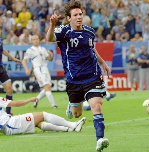 Messi, Cristiano Ronaldo y Memo Ochoa son tres futbolistas que jugarán su sexto Mundial y romperán un récord histórico