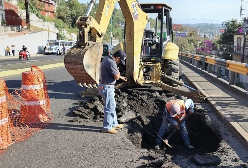 Socavón en Lázaro Cárdenas; precaución, recomiendan a automovilistas al circular en la zona, en Xalapa 