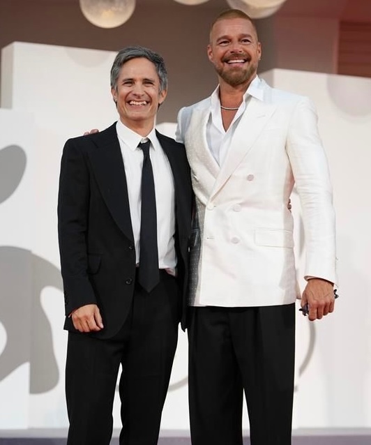 Gael García estrena “Hombre al agua” en Venecia; la cinta cuenta con la participación del cantante puertorriqueño Ricky Martín